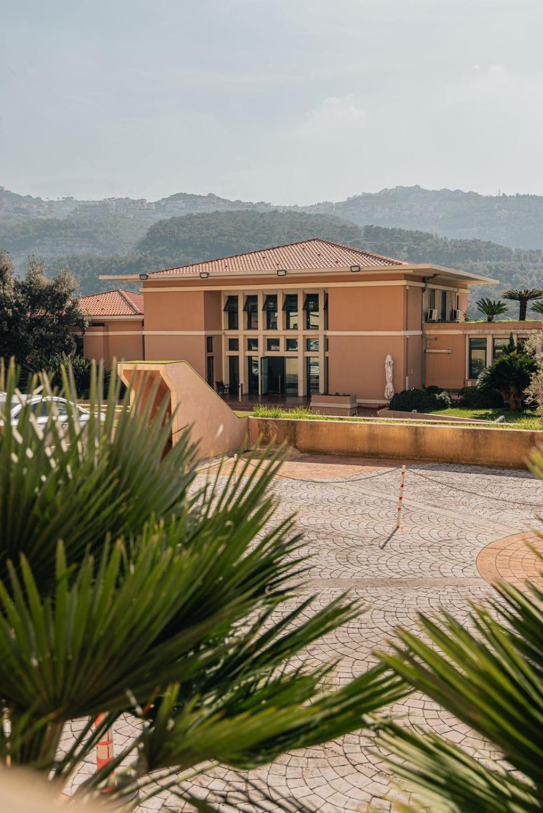 Country Lodge Hotel & Resort Beiroet Buitenkant foto