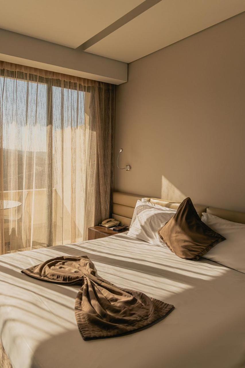 Country Lodge Hotel & Resort Beiroet Buitenkant foto