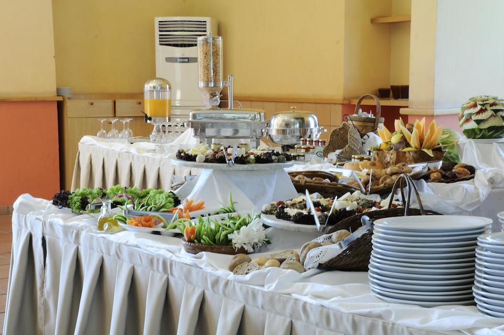 Country Lodge Hotel & Resort Beiroet Buitenkant foto